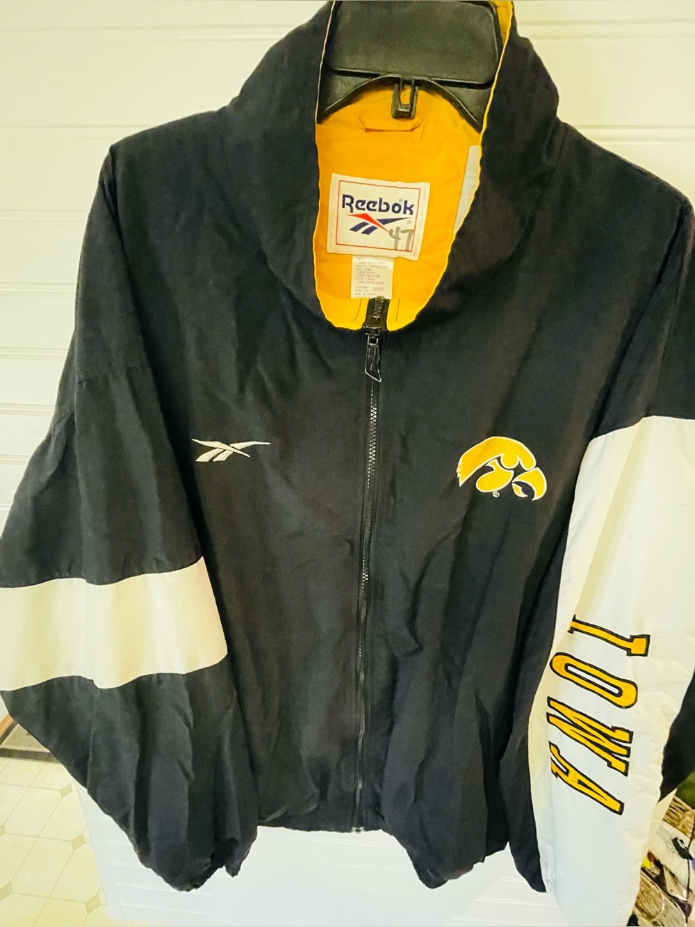 Y2K Reebok Sz XL Iowa Hawkeyes Black Nylon Zip Jacket Unisex